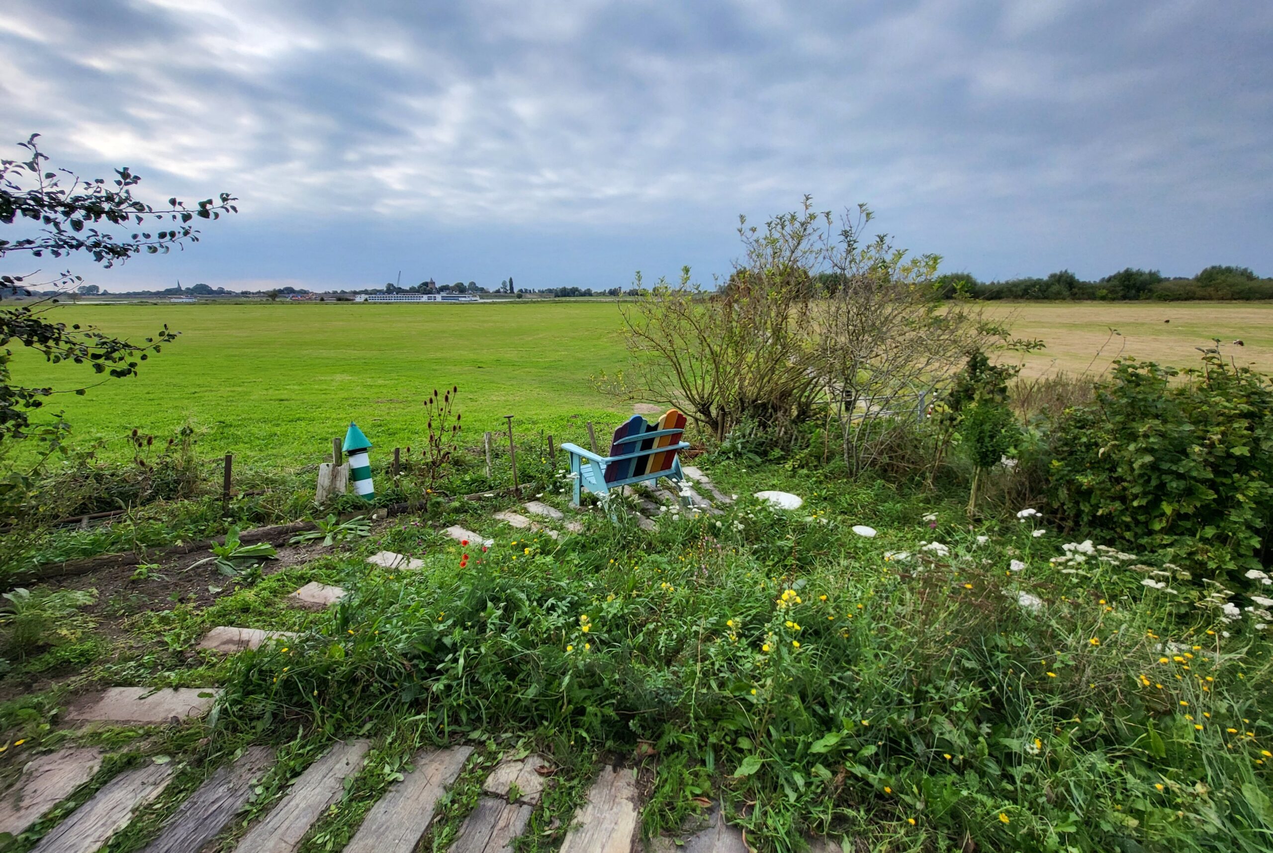 Uitzicht vanaf het terras van de Uiterwaardentuin op de Waal 